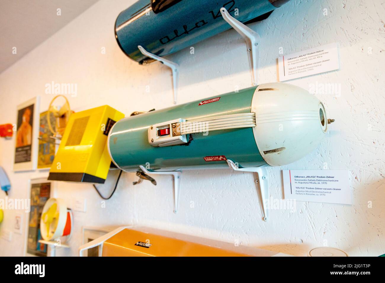 Aspirateur rétro 1970s « Alfa K2L » Perdom-Zelmer au Musée de la vie en République populaire de Pologne (Muzeum Życia W PRL), Varsovie, Pologne Banque D'Images