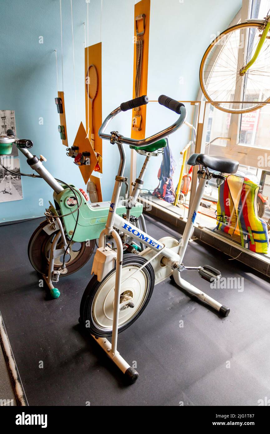 Romet faisant de l'exercice à vélo au Musée de la vie en République populaire de Pologne (Muzeum Życia W PRL), Varsovie, Pologne Banque D'Images