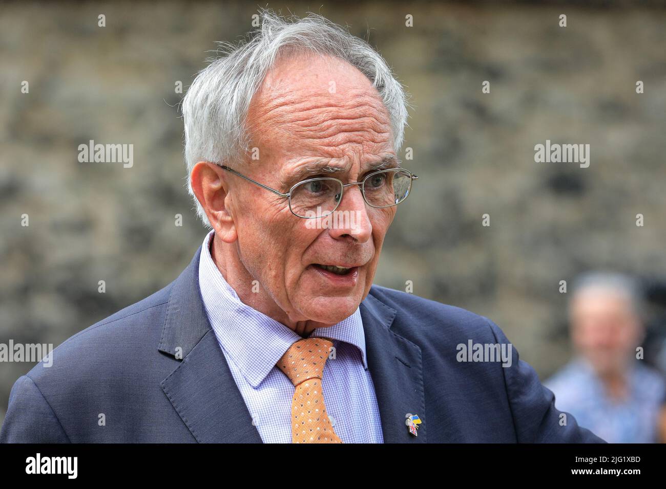 Londres, Royaume-Uni. 06th juillet 2022. Peter Bone, député conservateur, partisan du Brexiteer et de Boris Johnson, sur College Green aujourd'hui. On a annoncé qu'il était le nouveau leader adjoint de la Chambre des communes un jour plus tard. Au milieu du chaos et de la tourmente du gouvernement actuel, les ministres et les députés conservateurs se rendent aujourd'hui à Downing Street et dans les environs de Whitehall et du Parliamentary Estate à Westminster. Credit: Imagetraceur/Alamy Live News Banque D'Images