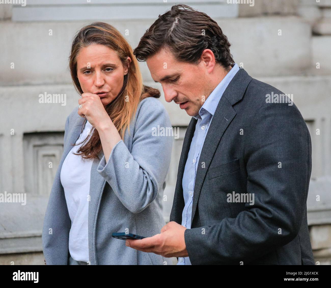 Londres, Royaume-Uni. 06th juillet 2022. Le député conservateur de Plymouth, Johnny Mercer, avec son épouse Felicity à Whitehall ce soir, vérifiant son téléphone mobile. Au milieu du chaos et de la tourmente du gouvernement actuel, les ministres et les députés conservateurs se rendent aujourd'hui à Downing Street et dans les environs de Whitehall et du Parliamentary Estate à Westminster. Il a été annoncé qu'il serait le nouveau ministre des anciens combattants du Cabinet le lendemain. Credit: Imagetraceur/Alamy Live News Banque D'Images