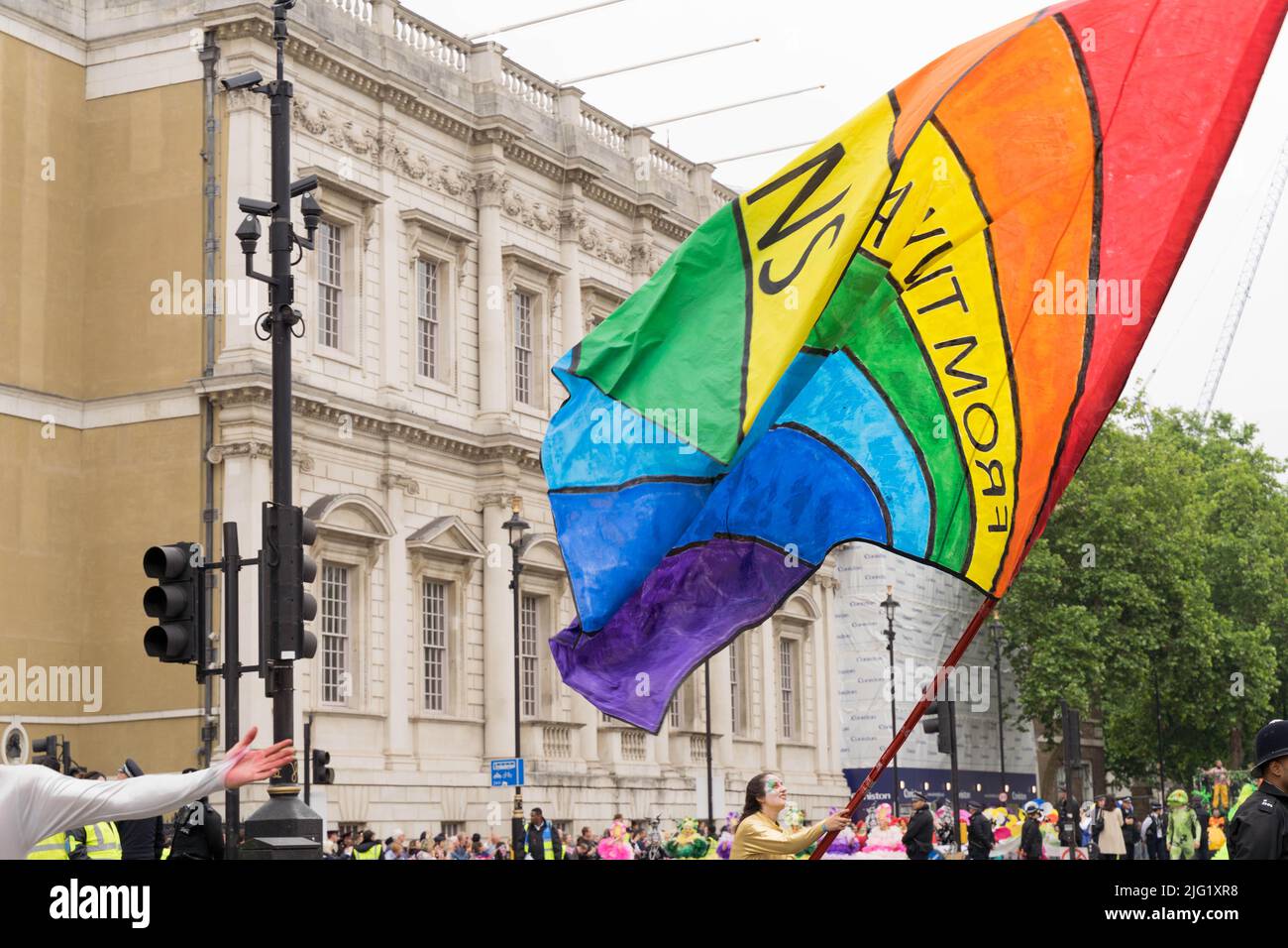 drapeau rainbows vu pendant le défilé de jubilé de platine de la reine Westmister Londres UK Banque D'Images