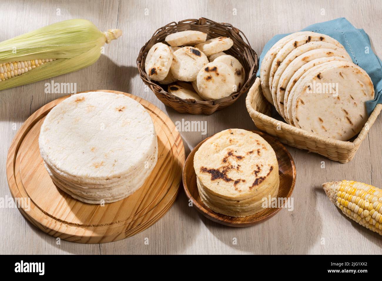 Cuisine typique de l'Amérique du Sud - différents types d'arepas de maïs. Banque D'Images