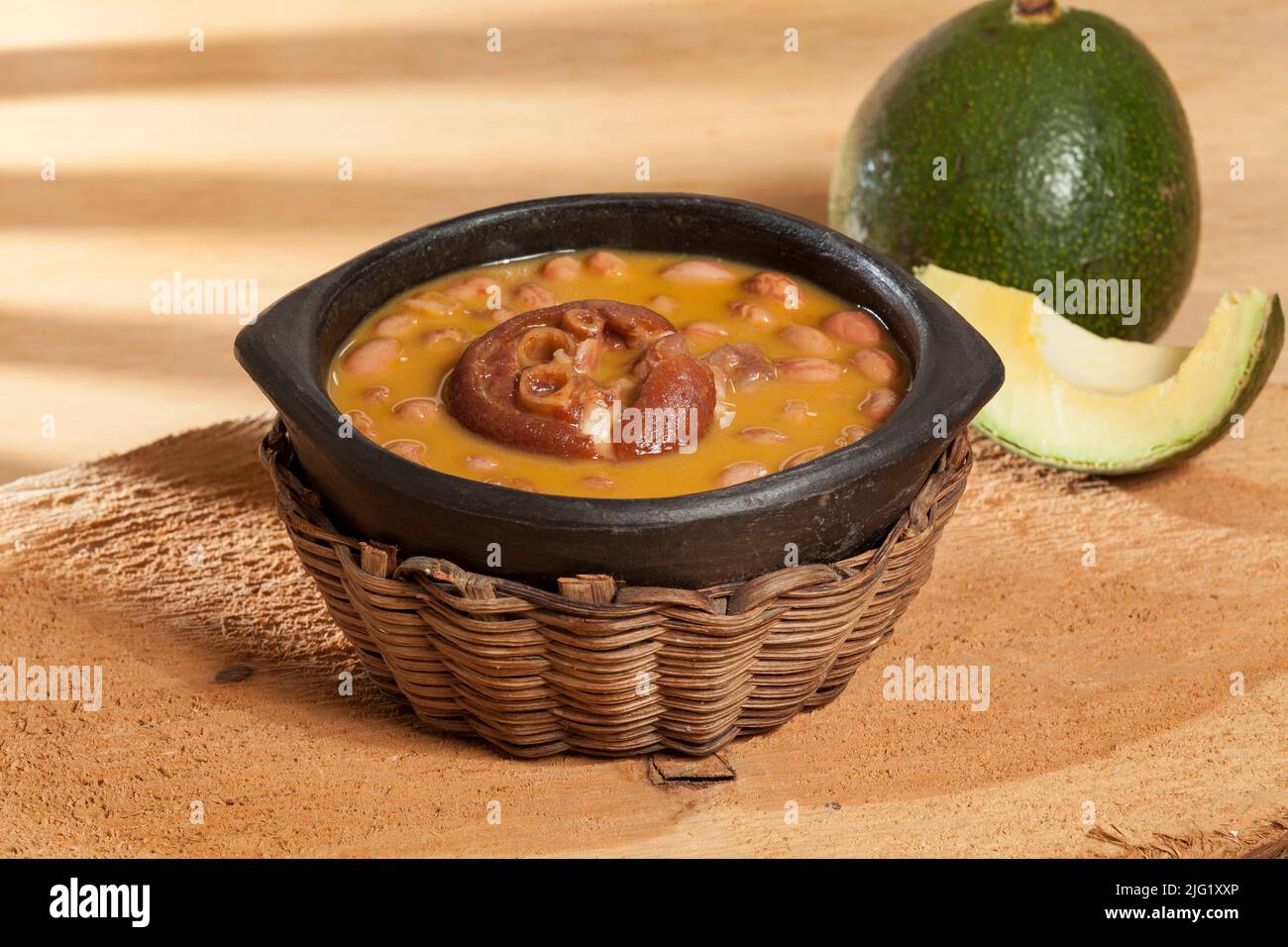 Soupe de haricots avec sabot de porc ; cuisine latino-américaine ou mexicaine. Banque D'Images