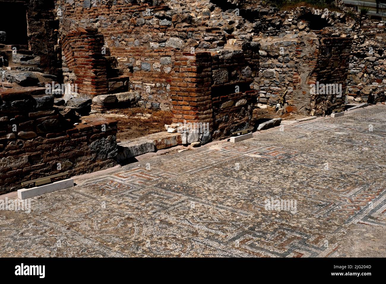 Sol en mosaïque parmi les ruines de la ville autrefois grande d'Éphèse en Turquie Banque D'Images