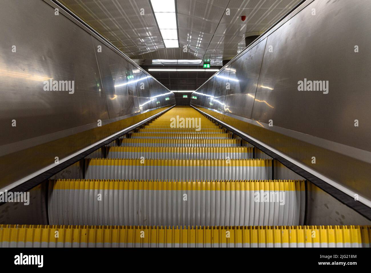 Vue sur l'escalier mécanique de la station de métro Kalvin ter rénovée sur la ligne 3 à Budapest, Hongrie Banque D'Images