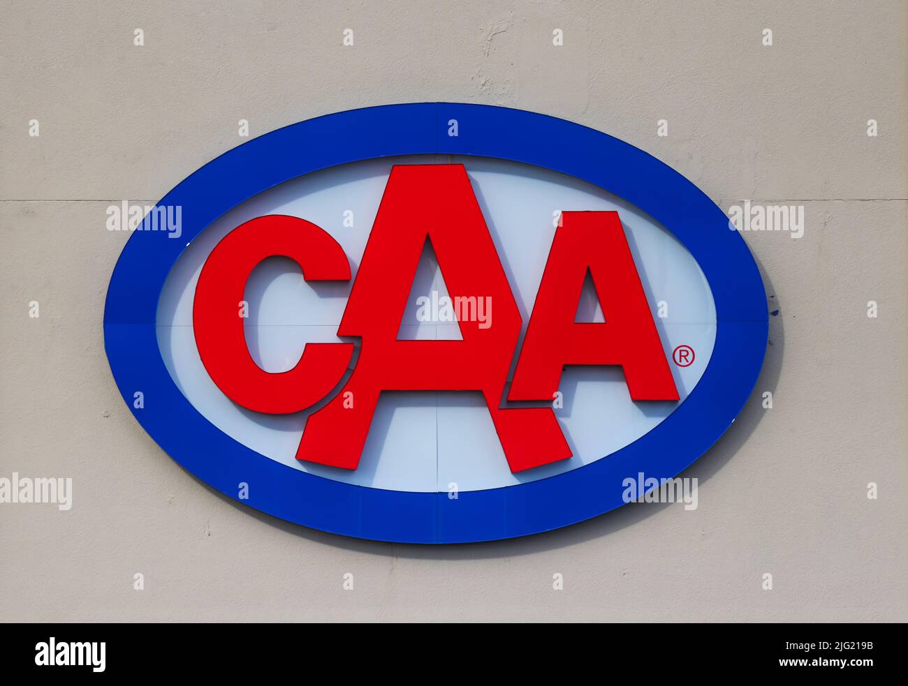 Bannière de l'Association canadienne des automobilistes à l'emplacement du magasin. CAA offre l'assistance routière et la fonction de tourisme automatique. HALIFAX, NOUVELLE-ÉCOSSE, CANADA - JUIN 2022 Banque D'Images