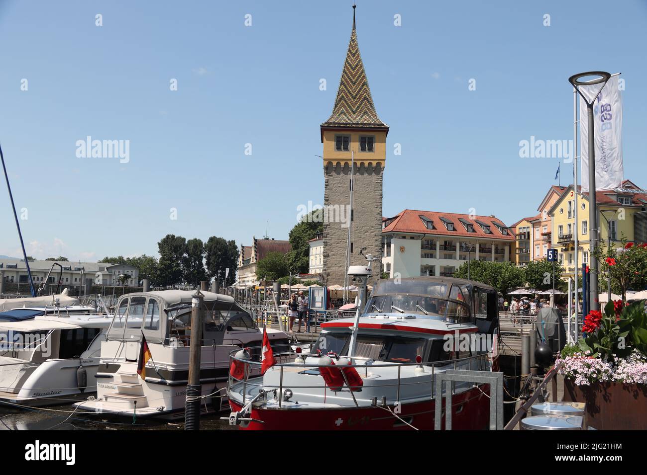 Port de Lindau avec phare et lion de bavière. le lion de bavière est actuellement couvert de drapeaux. Est l'art vraiment moderne ou autre chose ;-) Banque D'Images