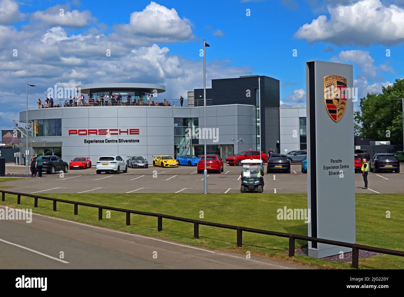 Porsche Experience Centre Silverstone, construit sur le côté piste avec F1 spectateurs GP, circuit Silverstone, Hangar Straight, Towcester NN12 8gr Banque D'Images