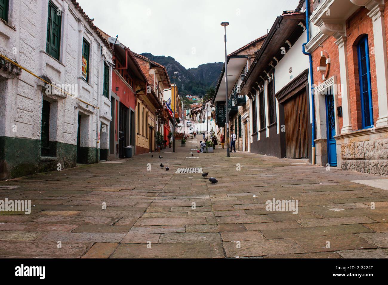 Rues du quartier de la Candelaria, avec des bâtiments de l'époque coloniale, site touristique important de la ville, Bogotá Colombie 6 juillet 2022 Banque D'Images