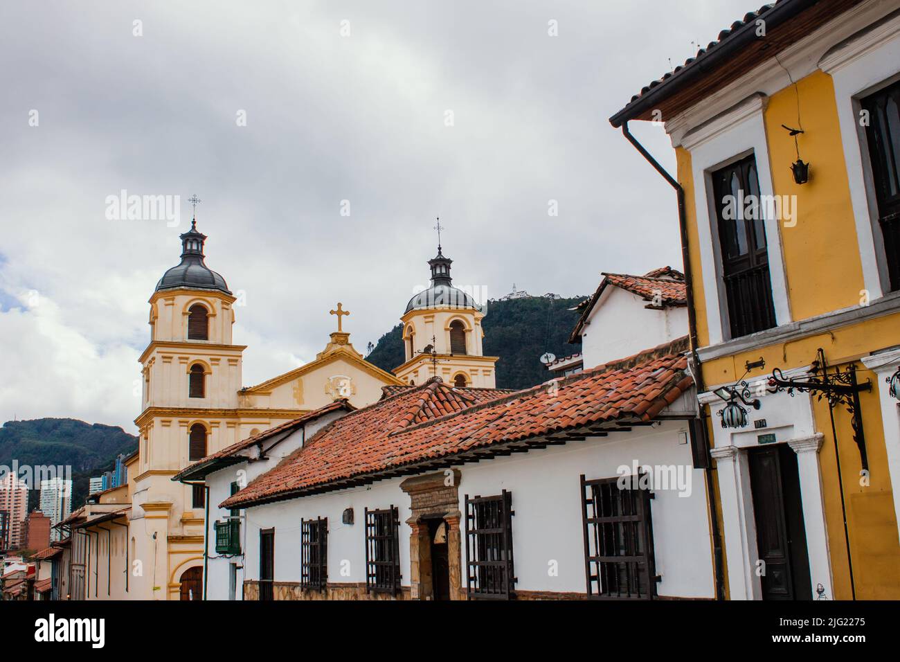 Rues du quartier de la Candelaria, avec des bâtiments de l'époque coloniale, site touristique important de la ville, Bogotá Colombie 6 juillet 2022 Banque D'Images