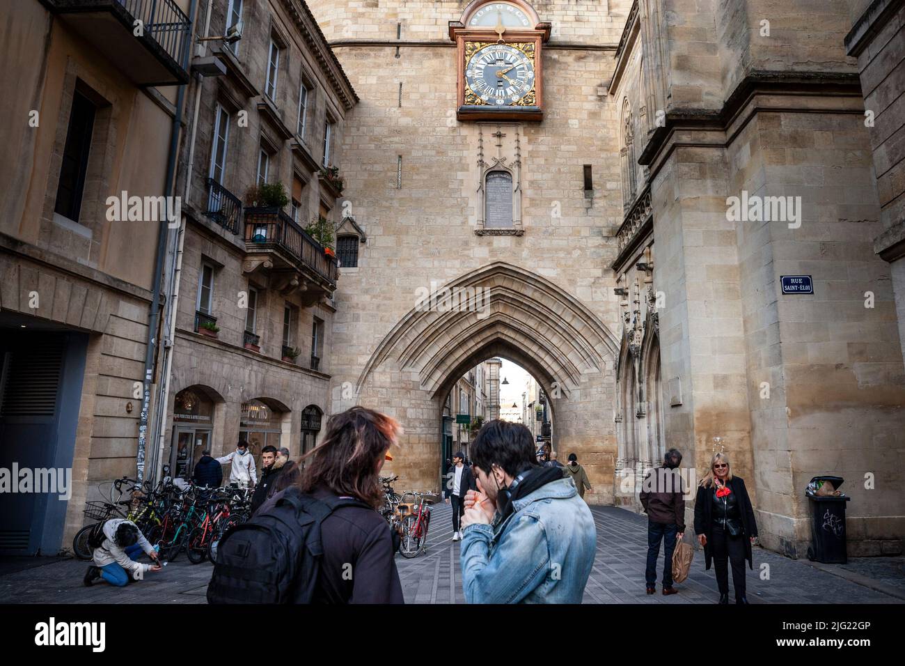 Photo de la porte Saint Eloi (porte Saint Eloi) également connue sous le nom de grosse cloche, à Bordeaux, en France, pendant un après-midi nuageux, avec des jeunes Banque D'Images