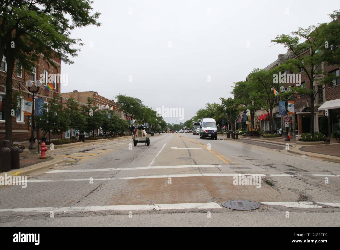 La rue est très calme et vide sur la scène où une fusillade massive a eu lieu lors d'un défilé annuel du 4th juillet sur Central Avenue dans Highland Park, Illinois, États-Unis sur 6 juillet 2022. Le tireur Robert E. Crimo III a ouvert le feu vidant deux magazines de 30 tours à la foule depuis un toit lors d'une parade annuelle du 4th juillet tuant sept personnes. Un juge a ordonné qu'il soit détenu en prison sans lien. (Photo : Alexandra Buxbaum/Sipa USA) Banque D'Images