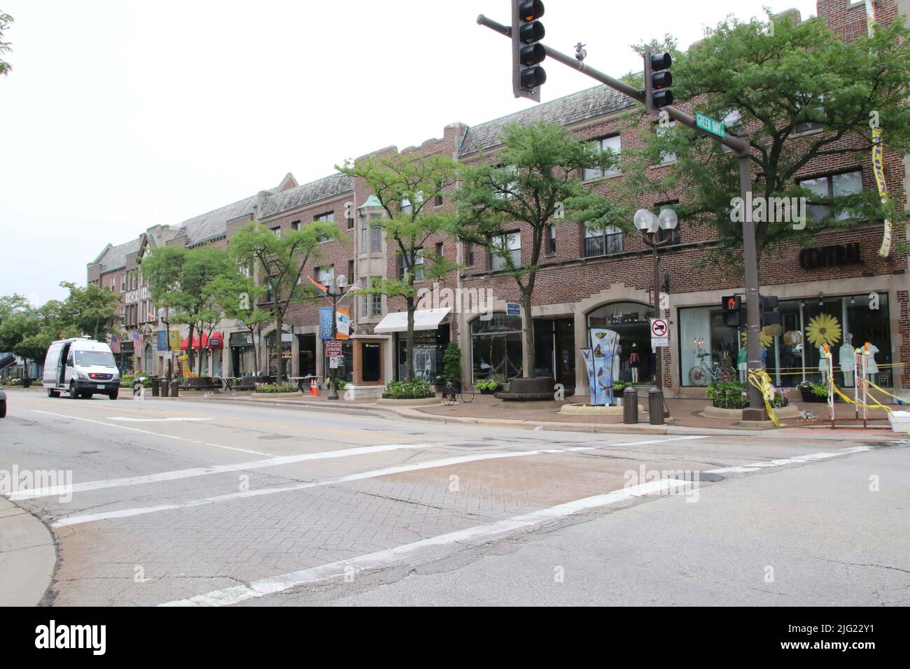 La rue est très calme et vide sur la scène où une fusillade massive a eu lieu lors d'un défilé annuel du 4th juillet sur Central Avenue dans Highland Park, Illinois, États-Unis sur 6 juillet 2022. Le tireur Robert E. Crimo III a ouvert le feu vidant deux magazines de 30 tours à la foule depuis un toit lors d'une parade annuelle du 4th juillet tuant sept personnes. Un juge a ordonné qu'il soit détenu en prison sans lien. (Photo : Alexandra Buxbaum/Sipa USA) Banque D'Images
