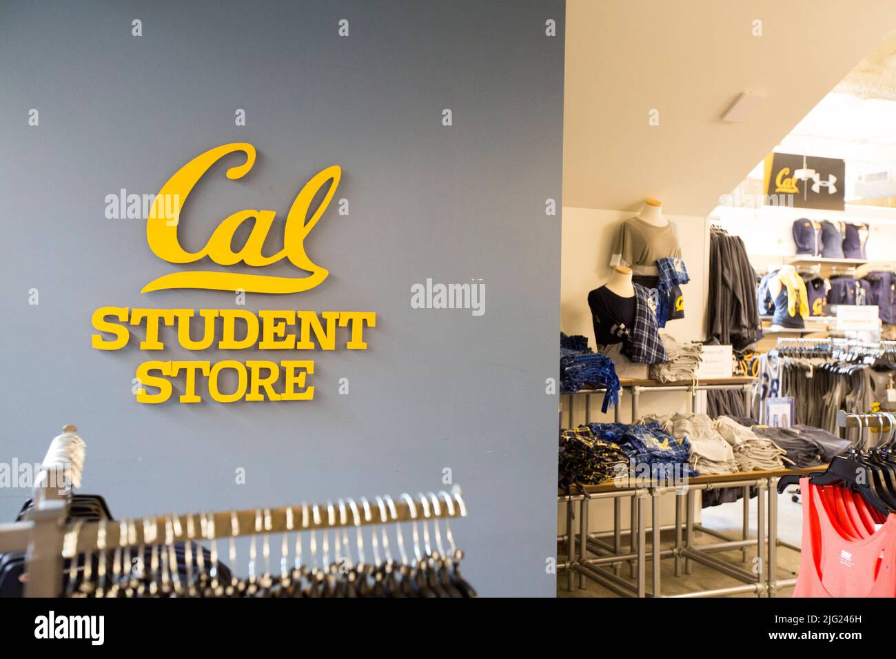 5 avril 2017, Berkeley, Californie, Etats-Unis : le magasin pour étudiants Cal, sur le campus de l'Université de Berkeley. Les entreprises sont souvent désireuses d'encrer des contrats avec des universités pour vendre des sweatshirts, des comptes bancaires ou du café sur le campus. Les universités publiques étant confrontées à des budgets serrés, elles recherchent plus qu'une relation transactionnelle. Avec les conseils des étudiants, UC Berkeley a créé des partenariats avec la Banque de l'Ouest, sous Armour et -- annoncé 11 avril -- le café de Peet qui inclut également des obligations contractuelles pour les entreprises de fournir des stages et des emplois, de financer un garde-manger de campus, et même d'enseigner des cours sur les cocos bas Banque D'Images