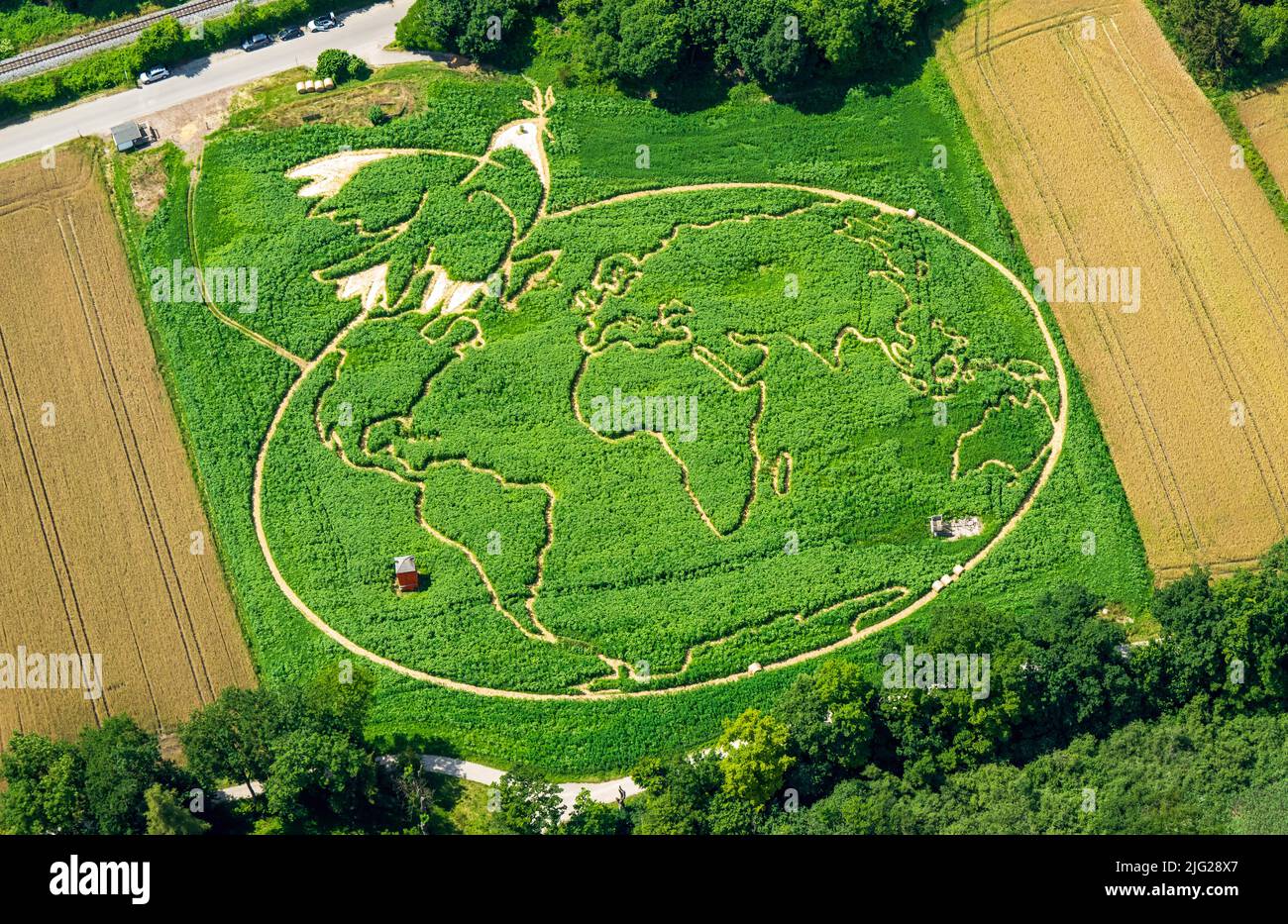 06 juillet 2022, Bavière, Utting am Ammersee: La vue aérienne montre un champ de plantes conçu avec soin, non loin du lac Ammersee en haute-Bavière, dans lequel les agriculteurs Corinne et Uli Ernst et une équipe de 20 ont incorporé un labyrinthe. Il dispose d'une colombe de paix par Picasso au-dessus de la carte du monde. La peinture surdimensionnée couvre une superficie d'environ 18 000 mètres carrés et se compose d'environ 350 000 plantes, y compris des tournesols, le chanvre, le maïs, le malow sauvage, citrouilles et haricots ornementaux. Les graines étaient déjà semées en avril. Tous les chemins ensemble sont d'environ 3,1 km de long, et depuis 1999 ils ont formé les 24 Banque D'Images