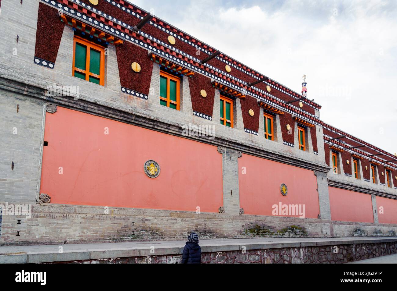Un adolescent s'émerveille de la conception du bâtiment avec différents matériaux utilisés. Banque D'Images