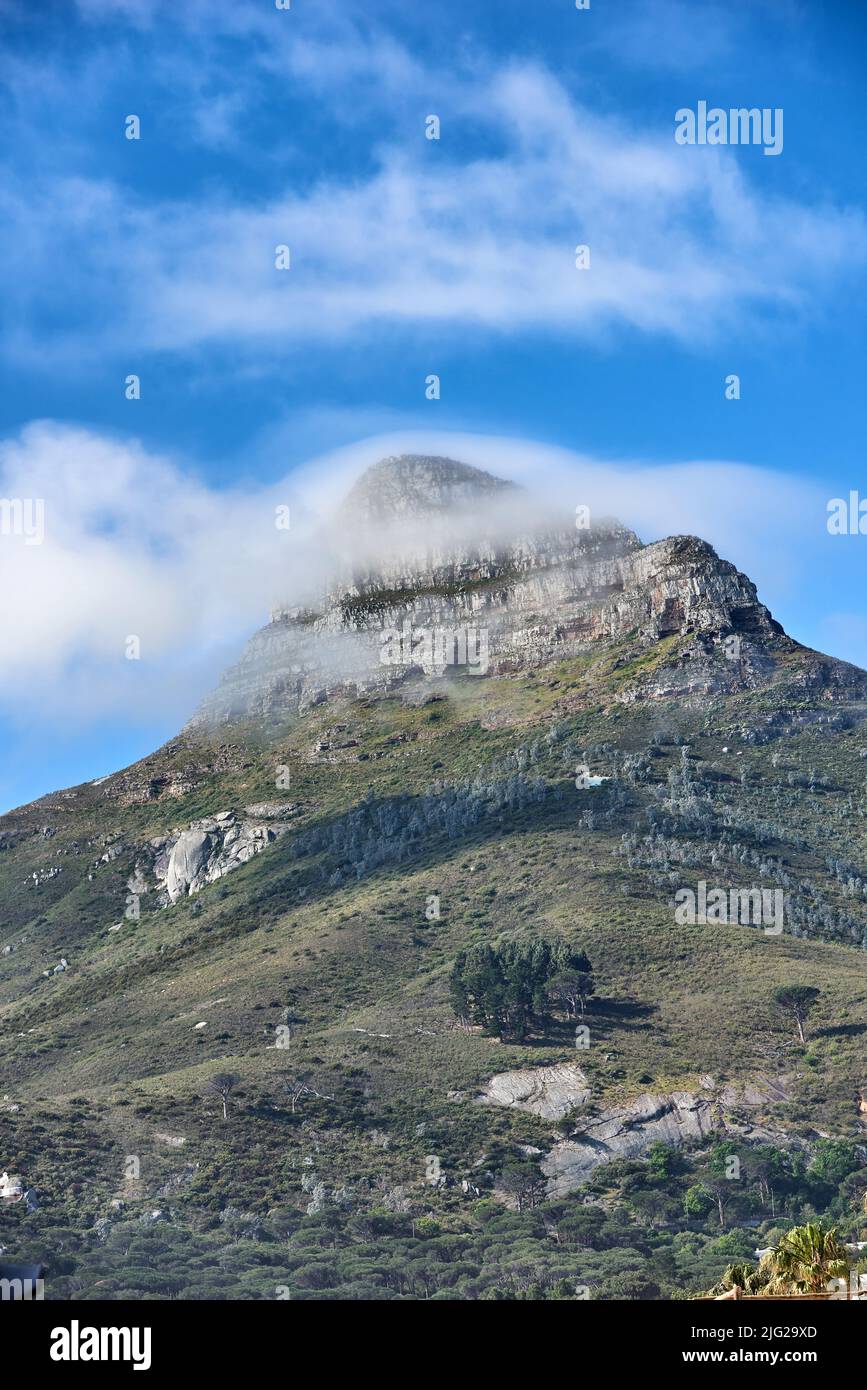 CopySpace avec vue sur la montagne Lions Head au Cap Afrique du Sud sur fond ciel bleu ciel nuageux d'en-dessous, le matin d'une brumeuse. Magnifique Banque D'Images