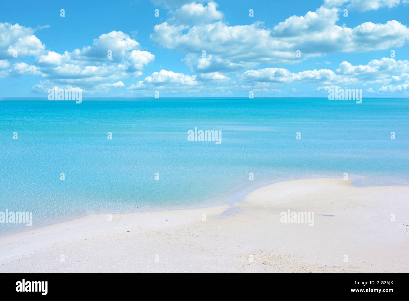 Copier l'espace à la plage avec un ciel bleu ciel nuageux au-dessus de l'horizon. Calme océan eau de l'autre côté de la mer le long de la rive. Paisible et tranquille Banque D'Images