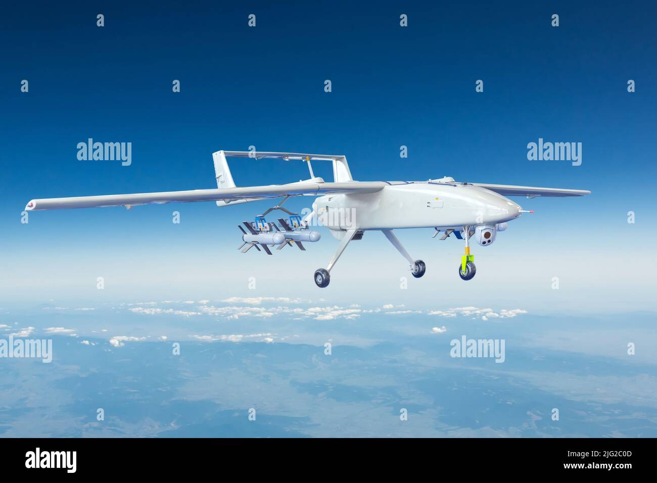 Un drone militaire d'avion UAV armé de roquettes vole haut dans le ciel au-dessus d'un emplacement inconnu Banque D'Images
