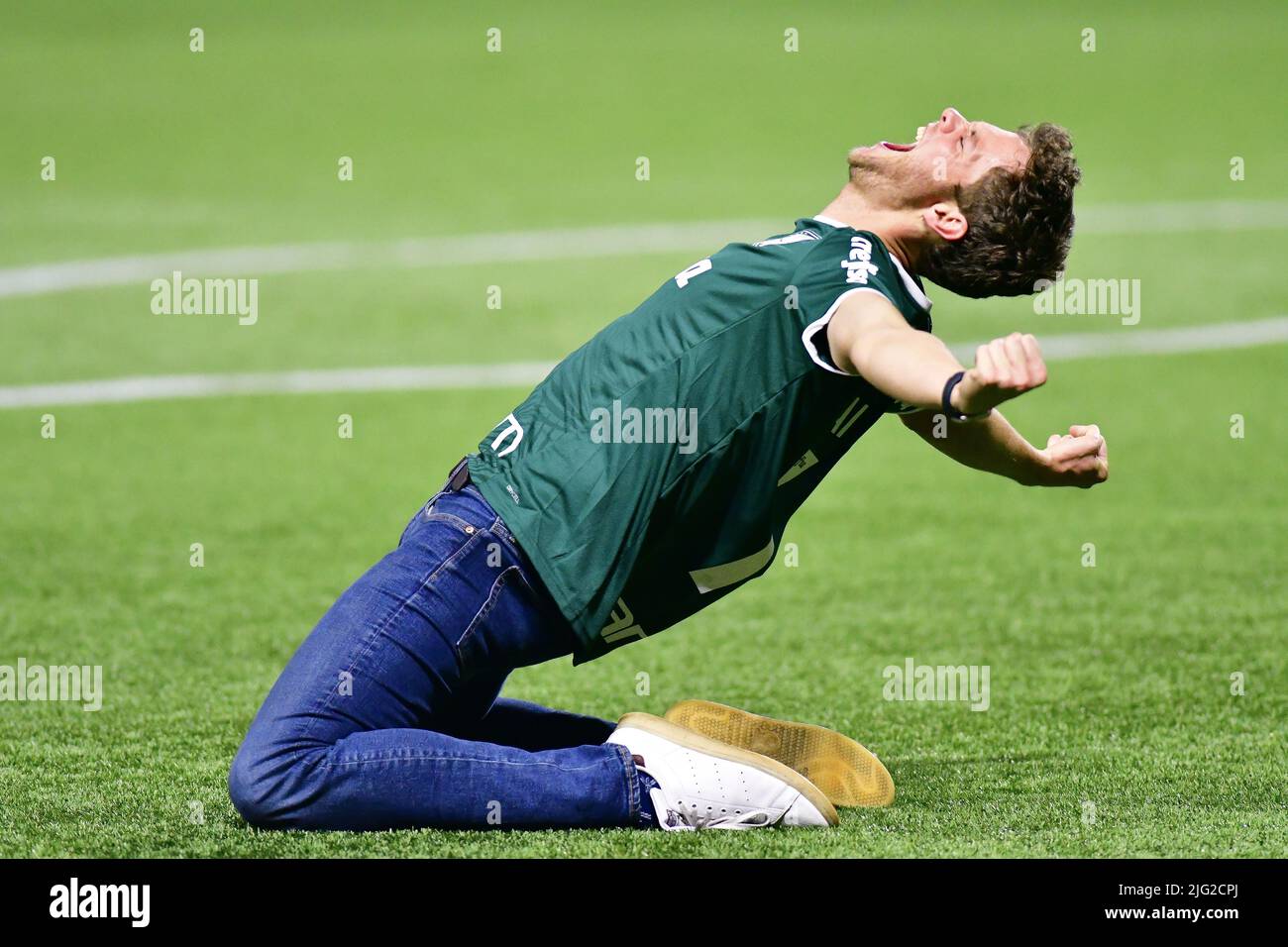 SÃO PAULO, BRÉSIL - JUILLET 6 : l'acteur américain Jack Quaid joue avec le ballon à l'intérieur du terrain de football après le match Copa CONMEBOL Libertadores entre Palmeiras et Cerro Porteño à l'Allianz Parque Arena sur 6 juillet 2022 à São Paulo, au Brésil. Les acteurs de « The Boys » sont à São Paulo pour promouvoir la très attendue troisième finale de saison, qui est diffusée sur 8 juillet. (Photo de Leandro Bernardes/PxImages) Banque D'Images