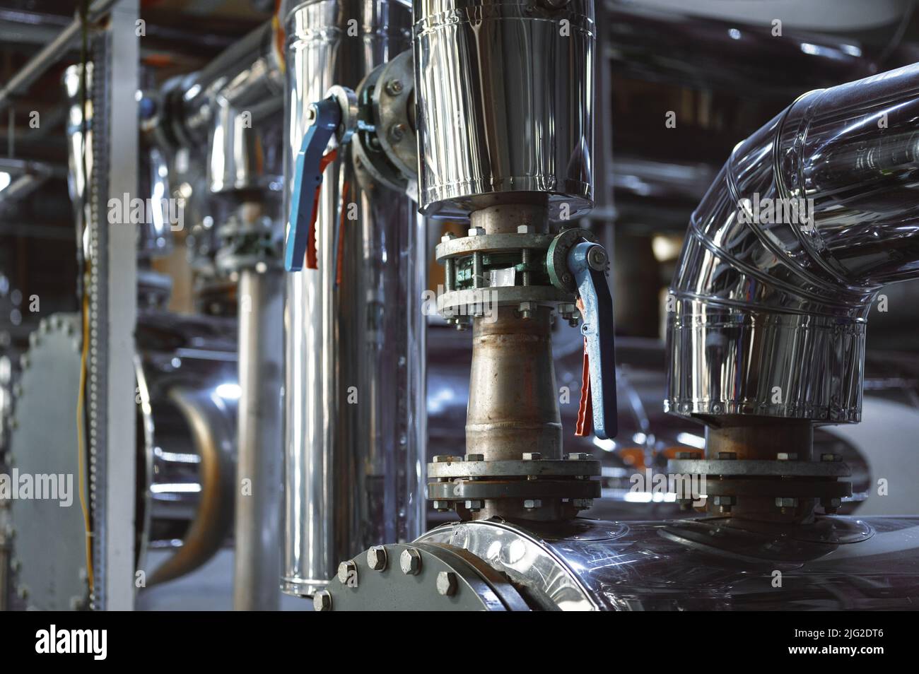 Réservoir cylindrique et système de tuyauterie à l'usine de production Banque D'Images