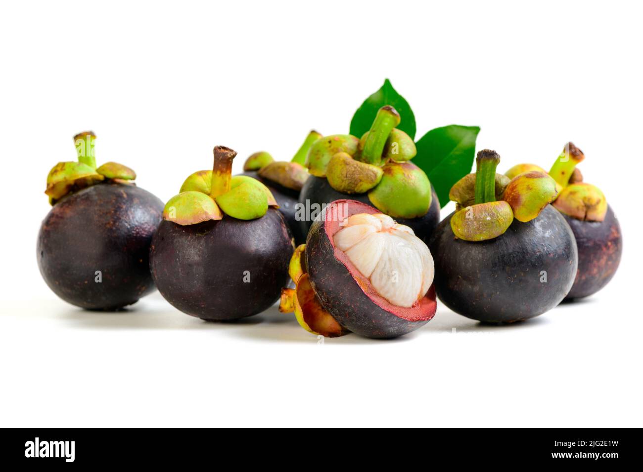 Mangoustan frais avec des feuilles isolées sur fond blanc. Mangosteen a été connu comme la Reine des fruits, asia fruit concept Banque D'Images