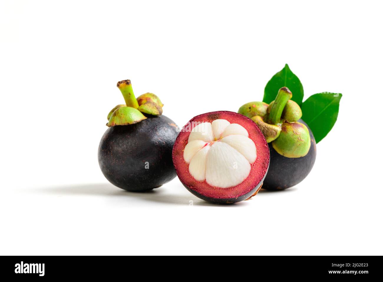 Mangoustan frais avec des feuilles isolées sur fond blanc. Mangosteen a été connu comme la Reine des fruits, asia fruit concept Banque D'Images