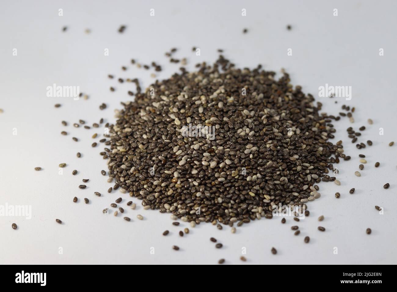 Mise au point sélective sur les graines de Chia isolées sur fond blanc. Accent sélectif sur Salvia Hispanica L.seeds riche en protéines alimentation ingrédient alimentaire. Banque D'Images