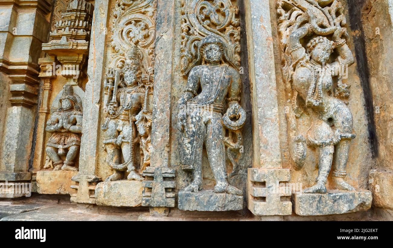 Sculpture de Naga et Nagakanya sur le temple Bucesvara de Koravangala, Hassan, Karnataka, Inde. Banque D'Images