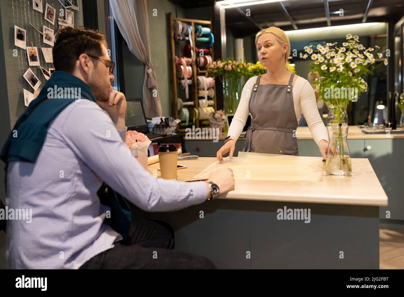 les employés de flower shop comprennent la comptabilité avant la période de déclaration Banque D'Images