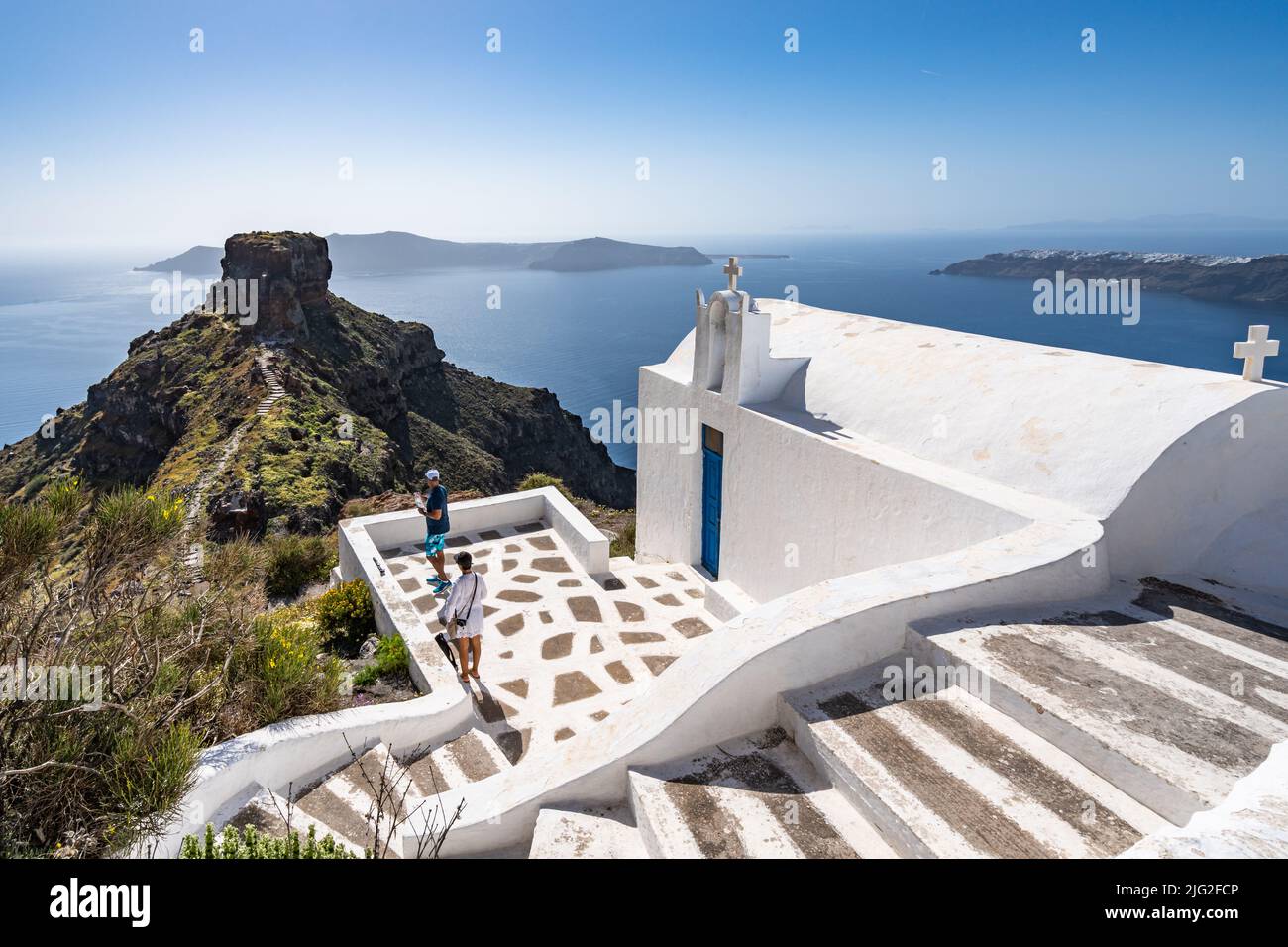 Église grecque blanche traditionnelle avec une vue imprenable sur le rocher de Skaros à Santorini, Grèce Banque D'Images