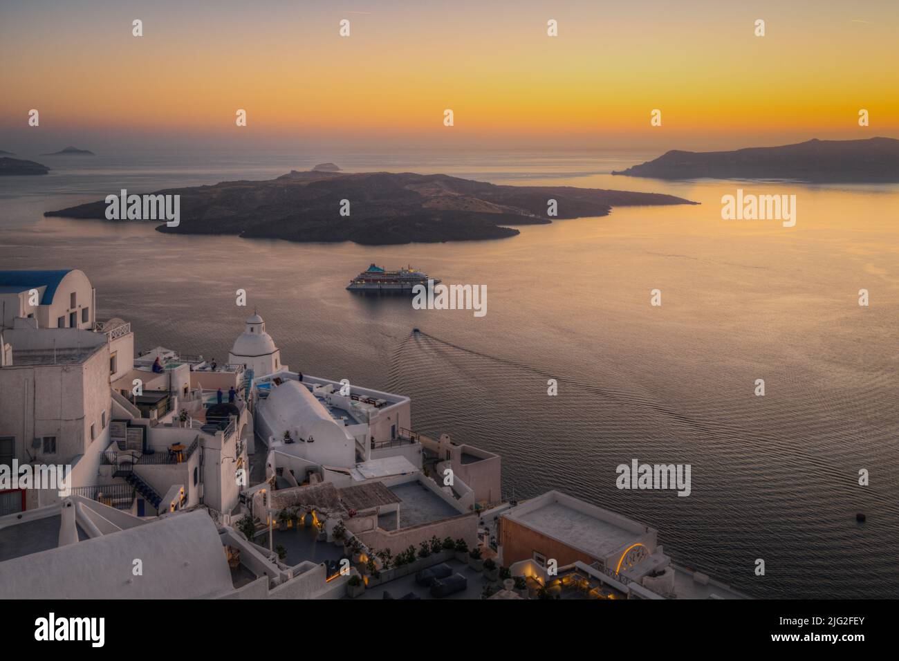 Coucher de soleil incroyable sur la caldeira de Santorini. Santorini est une destination populaire pour les voyages en lune de miel et en bateau de croisière Banque D'Images