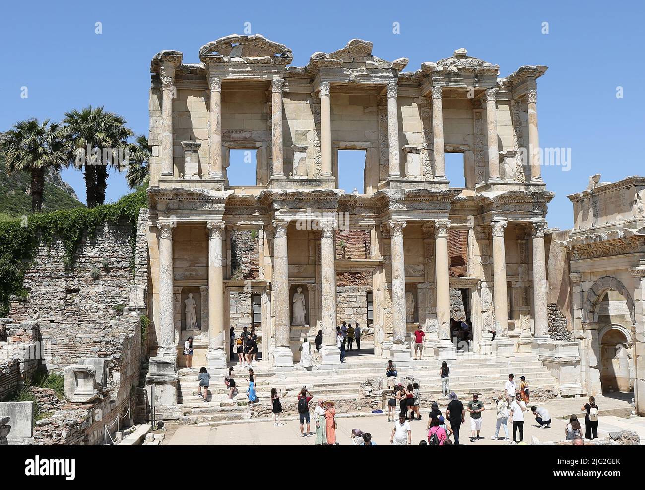 SELCUK,IZMIR,TURQUIE-MAI 21:touristes visitant la bibliothèque de Celcius à l'ancienne ville romaine d'Ephèse.21 mai, 2022 à Selcuk, Turquie. Banque D'Images