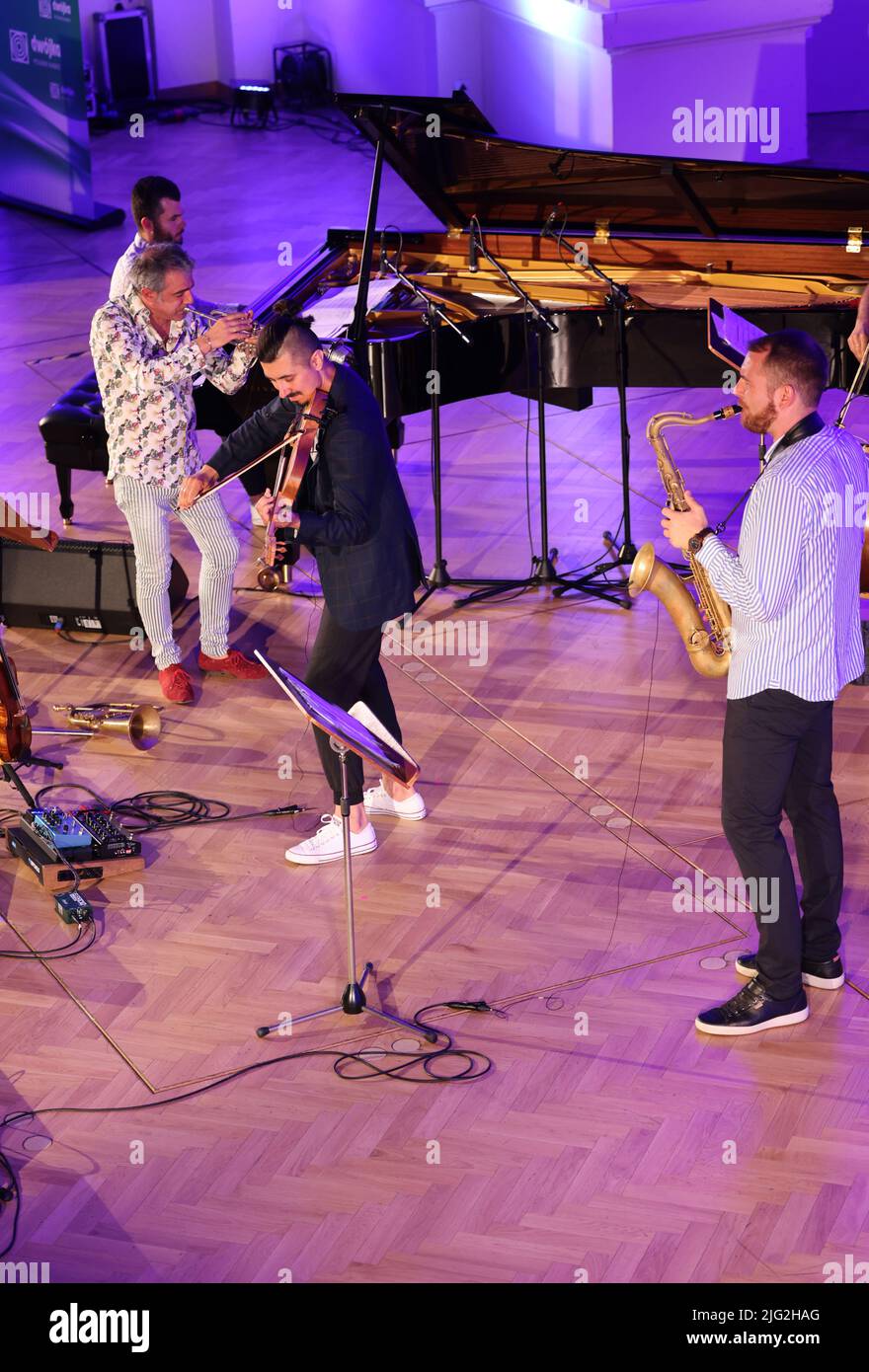 Cracovie, Pologne - 4 juillet 2022 : le Quatuor Adam Baldych et Paolo Fresu sont en direct sur scène de l'orchestre philharmonique de Cracovie au festival de jazz d'été de Cracovie, en Pologne Banque D'Images