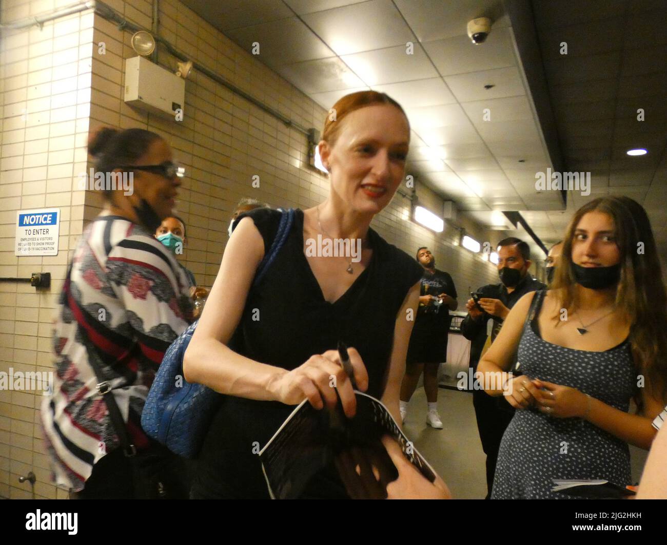 New York, États-Unis. 6th juillet 2022. Dans une rare apparition publique, le Ballet-théâtre américain Prima Ballerina Gillian Murphy sort brièvement de la porte de scène du Metropolitan Opera House de New York après sa performance dans la nouvelle production de l'ABT sur le lac Swan de Tschaikowsky. American Ballet Theatre, Metropolitan Opera House, New York, NY 10023, États-Unis. Crédit : ©Julia Mineeva/EGBN TV News/Alay Live News Banque D'Images