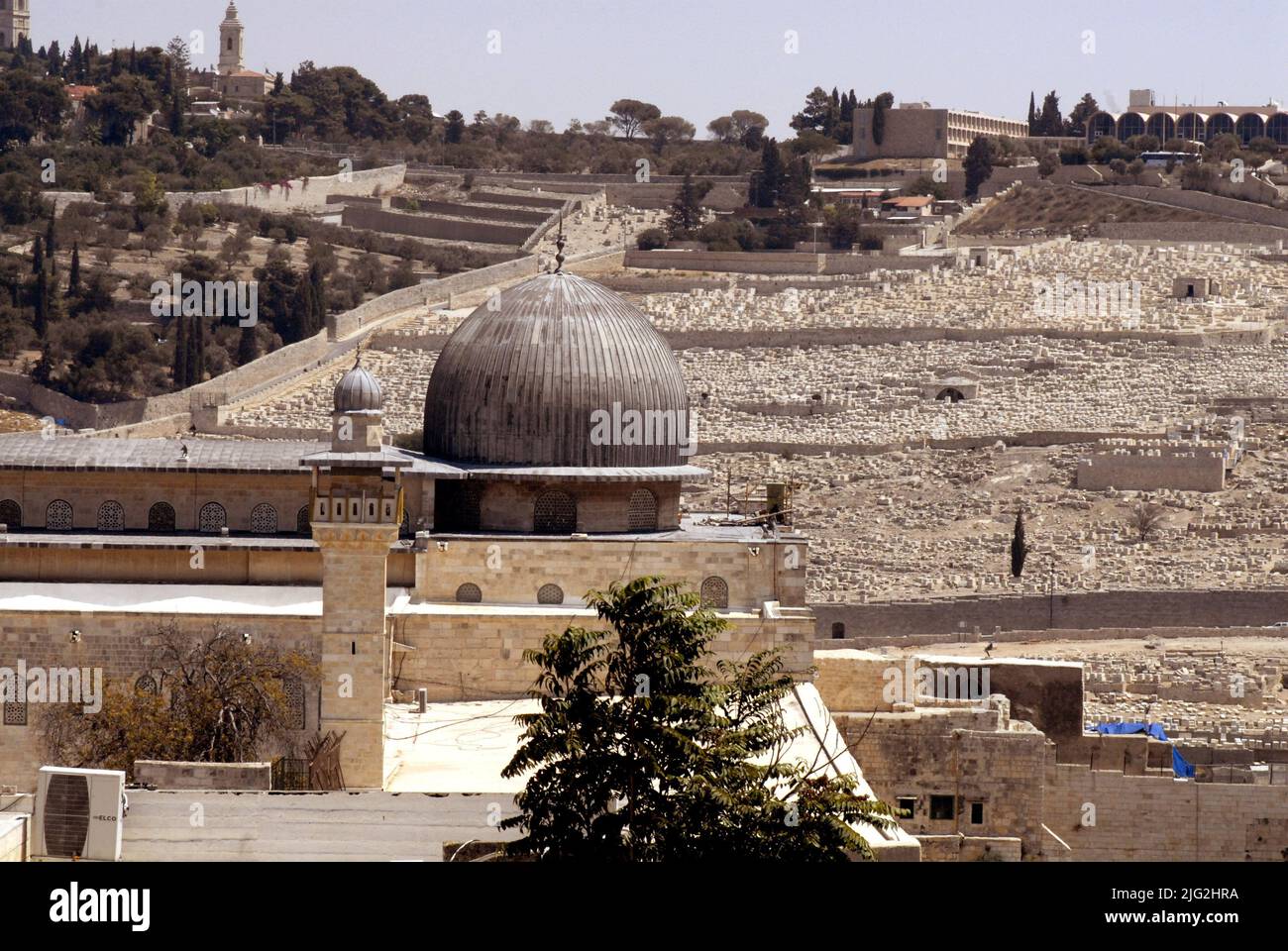 Vue panoramique de la vieille ville de Jeruslame depuis le Mont d'Oliver, jew cimenter juifs à la cimétrie des juifs, le Mont Zion, mur ouest, les gens qui prient au mur ouest, reconstruit le quartier des bijouteries et la ville de David crárdo, les gens dans la vie quotidienne à Jérusalem.la mosquée Al Aqsa et le temple de Mount Mosaue en Israël (Holand ) 3 septembre 2007 (Photo de Francis Dean/Dean Pictures) Banque D'Images