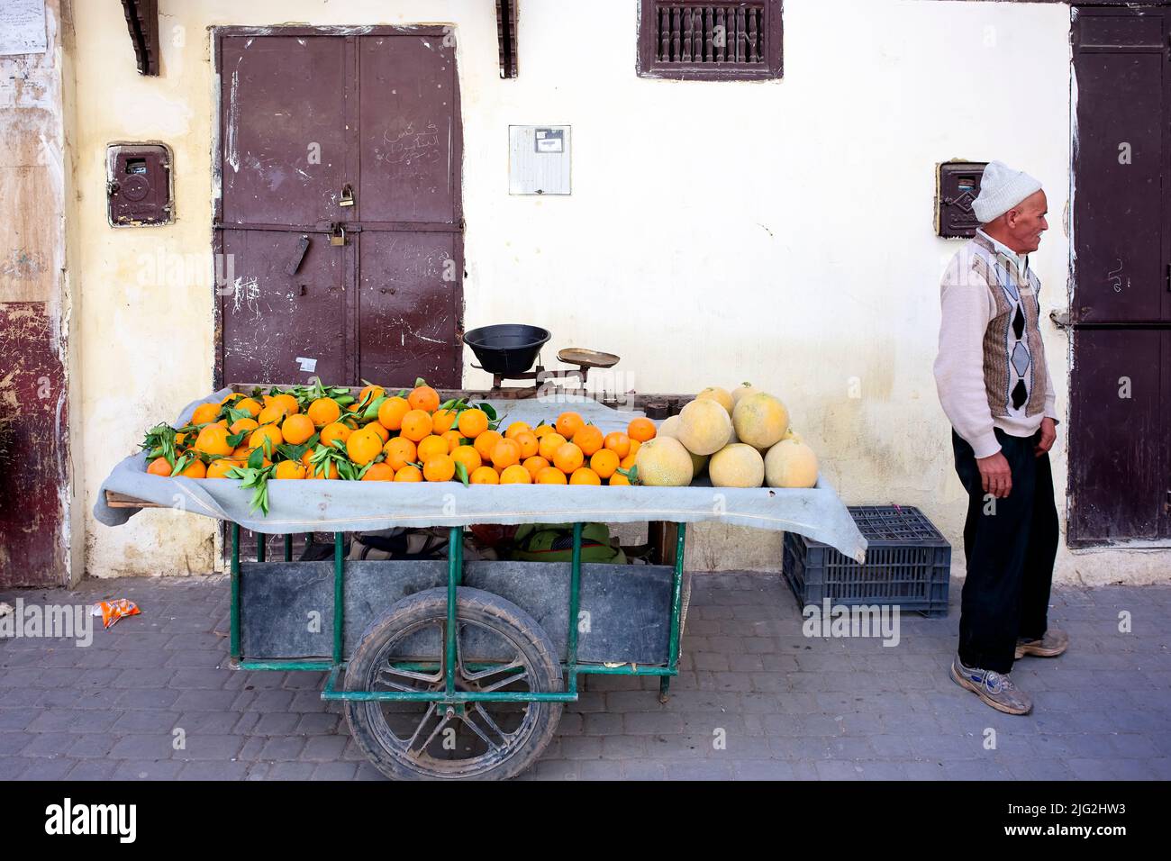 Maroc Meknes. Orange Cart dans la médina Banque D'Images