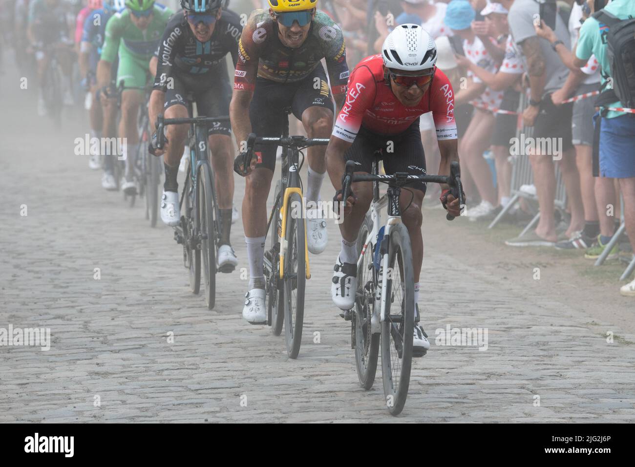 Nairo Quintana dirige un groupe à travers le pave à Pont Gibus dans la cinquième étape du Tour de France. Banque D'Images