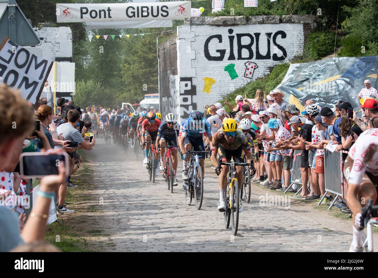 Un grand groupe, dont Chris Froome, traverse le pave au Pont Gibus, dans la cinquième étape du Tour de France. Banque D'Images