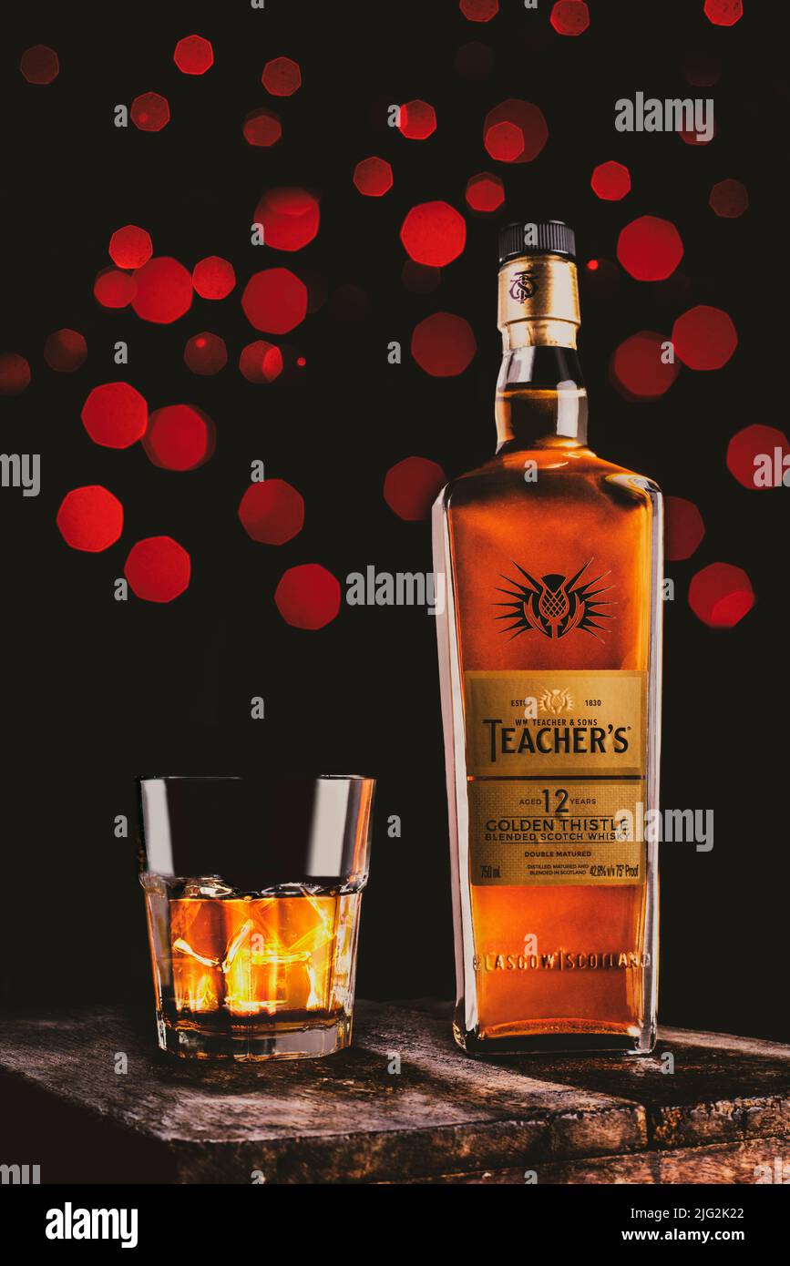 boisson, ivre, vin, whisky, alcool, alcoolique, douleur, stress, détente, verre, boissons, boissons glacées, pub, club, bar, amour, isoler, lumière, détente, Banque D'Images
