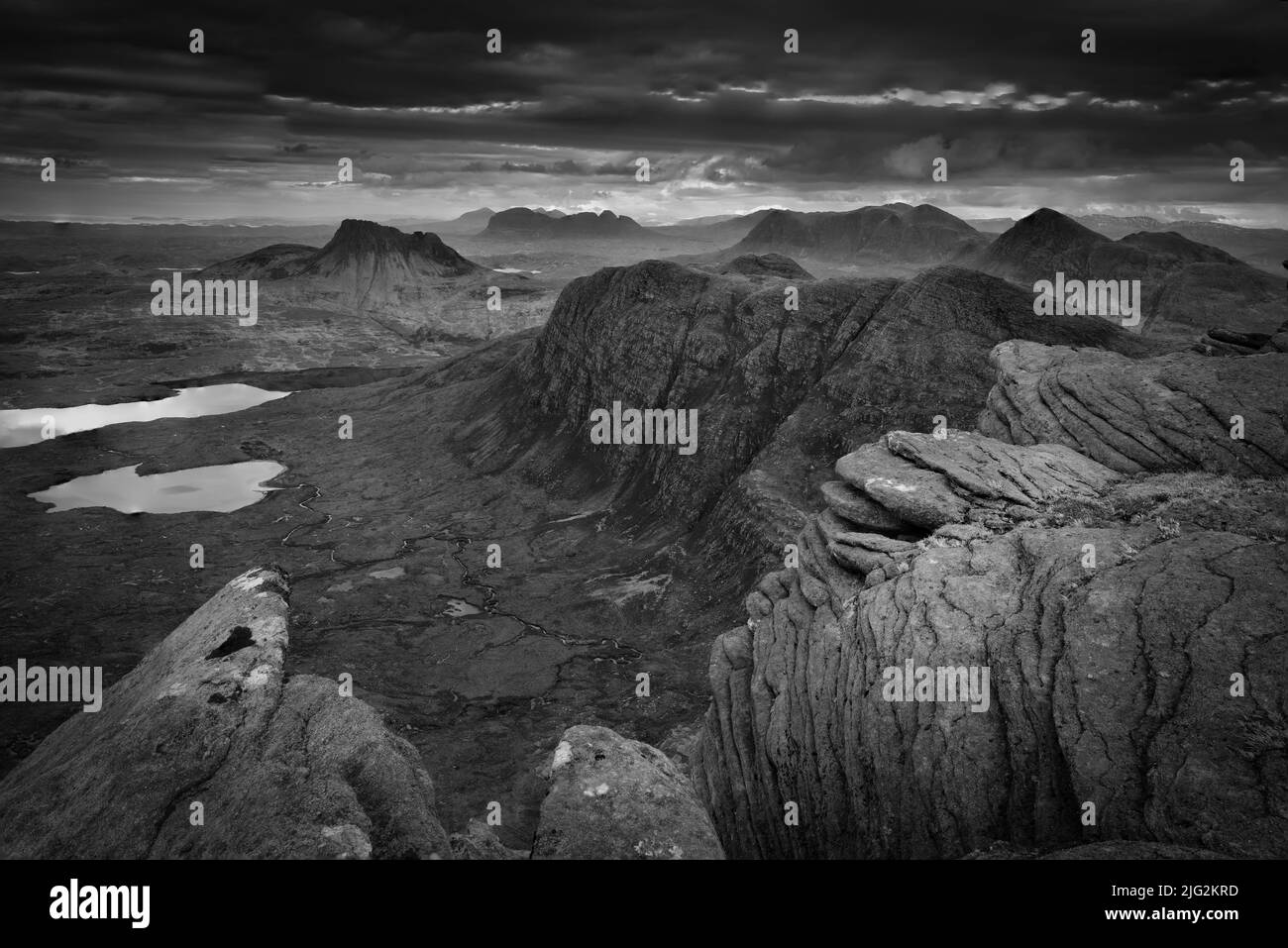 Lever du soleil sur les montagnes Assynt et Coigach dans les montagnes du nord-ouest de l'Écosse. Banque D'Images