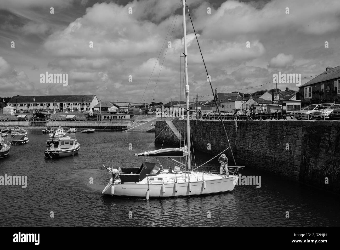 Un yacht de visite s'amarre dans le port intérieur à Porthleven, Cornouailles Banque D'Images