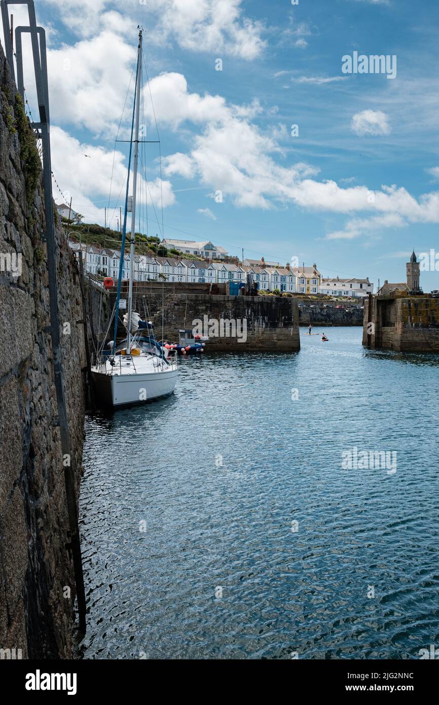 Un yacht de visite s'amarre dans le port intérieur à Porthleven, Cornouailles Banque D'Images