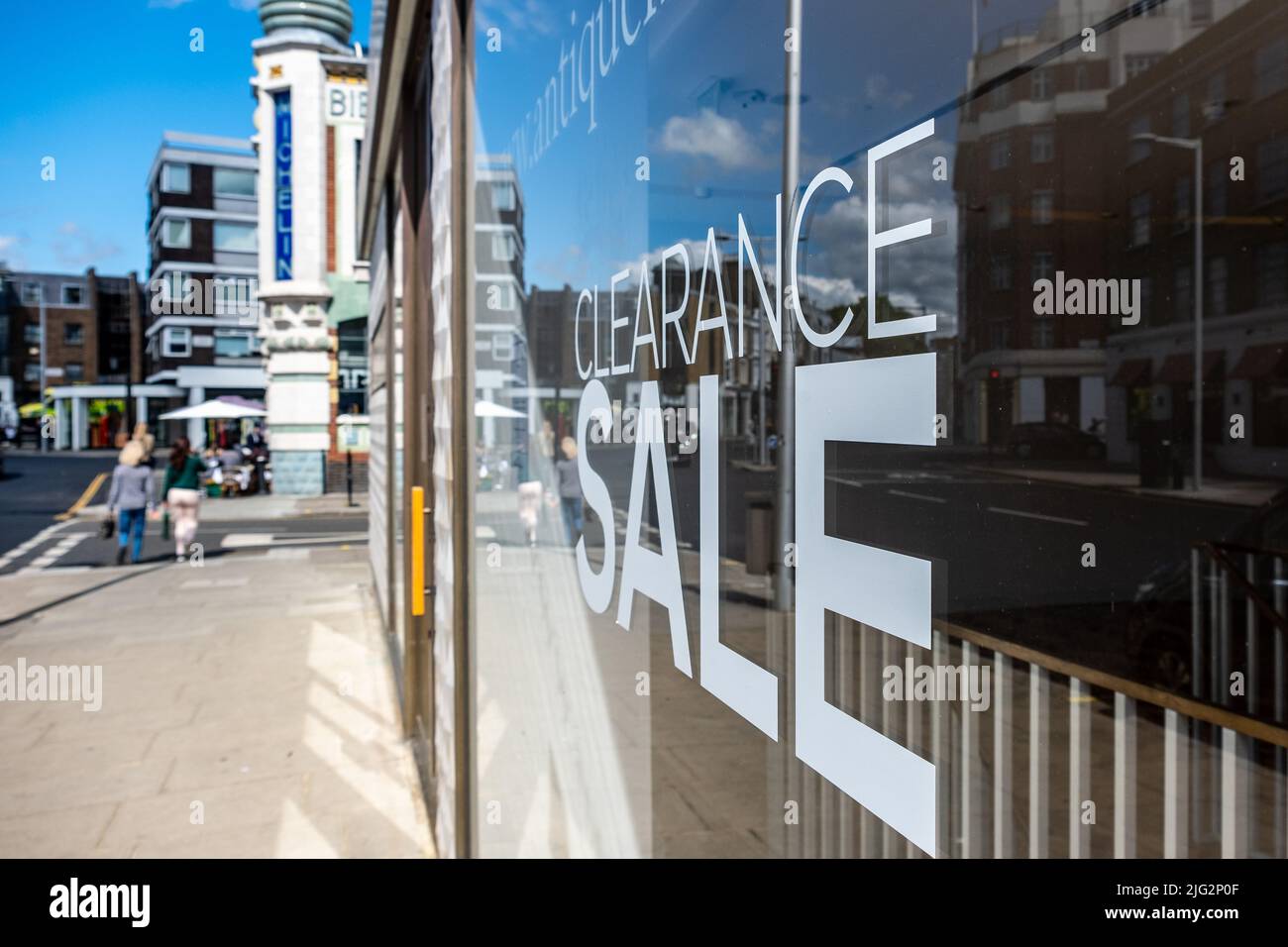 Fenêtre de magasin vide avec le texte « Vente de liquidation » Banque D'Images