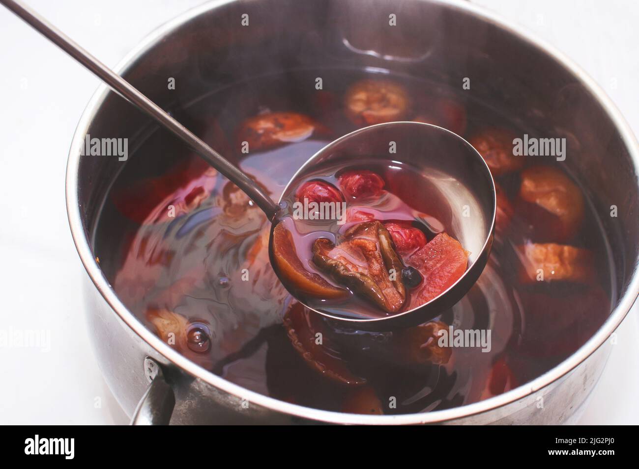 louche avec compote sur une casserole Banque D'Images