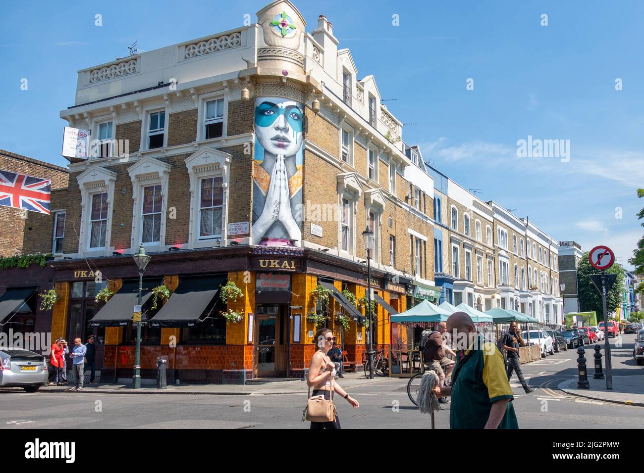 Londres - 2022 juin : marché de Portobello à Notting Hill, à l'ouest de Londres. Un marché de rue célèbre pour ses antiquités. Banque D'Images