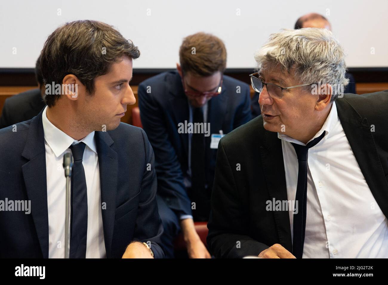 Eric Coquerel, Président de la Commission des finances et député du LFI, s'entretient avec Gabriel Attal, Premier ministre français des comptes publics, avant l'audition du Premier ministre français des comptes publics par la Commission des finances à l'Assemblée nationale française à Paris sur 7 juillet 2022. Photo de Raphael Lafargue/ABACAPRESS.COM Banque D'Images