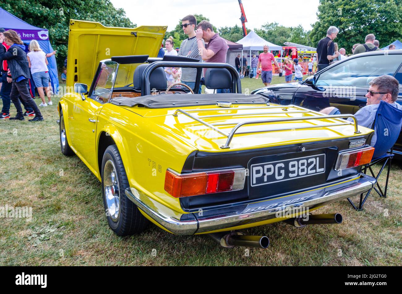 Vue arrière d'un Triumph 1972 TR6 en jaune au Berkshire Motor Show à Reading, Royaume-Uni Banque D'Images