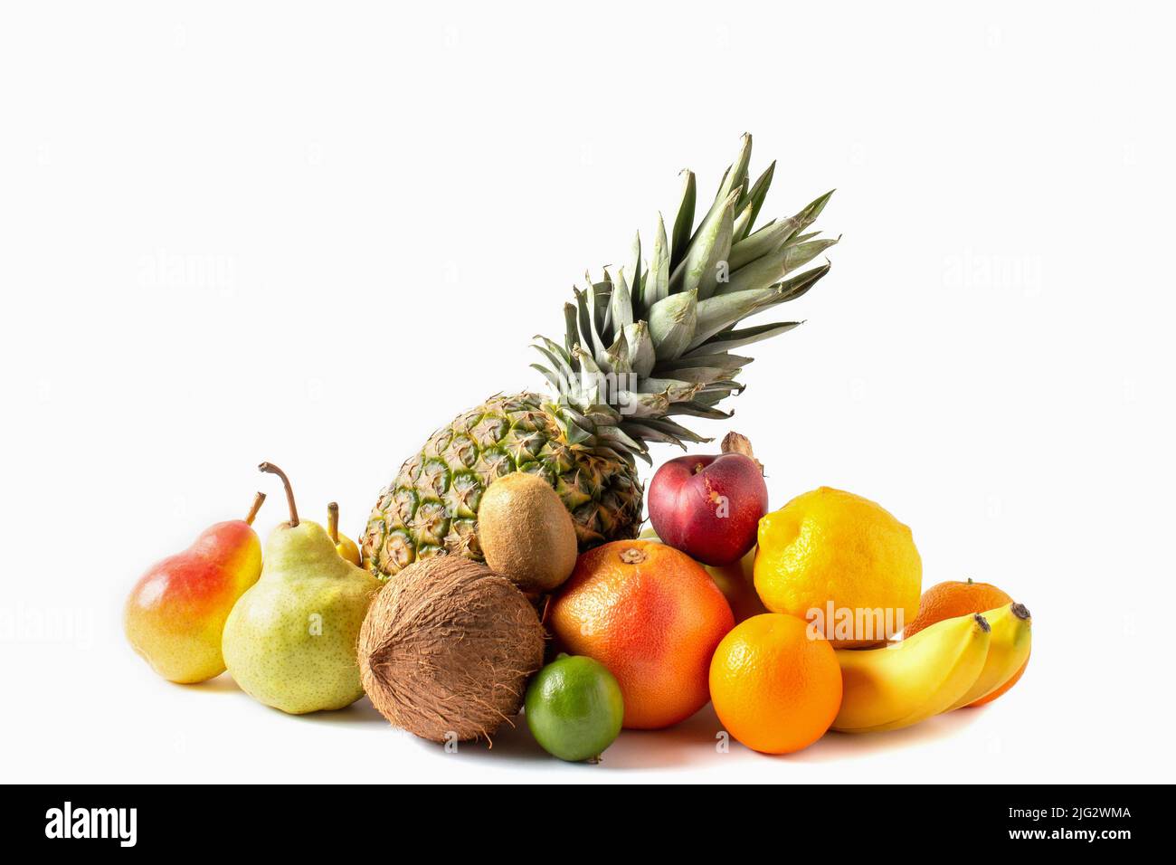 Assortiment de fruits tropicaux isolés sur fond blanc. Ananas, noix de coco, bananes, mangue, kiwi, citron vert, citron, poires, pamplemousse Banque D'Images