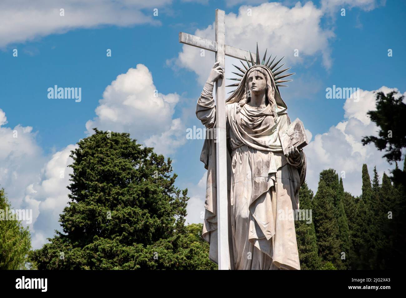 Staglieno, Gênes, Italie - 22 juin 2021: Cimetière monumental. Madonna, Croix Banque D'Images